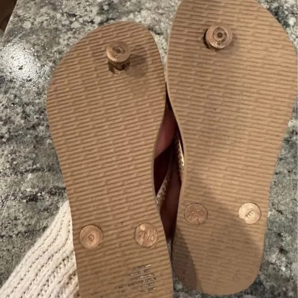 Gold Havaianas flip flops with rhinestone accent - kids size 29-30 (13/1)